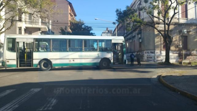 Brusco descenso. La madre y el hijo bajaban en el preciso momento de la colisión.