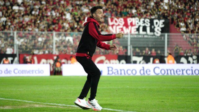 Mariano Soso vivió con intensidad su primer partido como DT de Newells en el Coloso Mariano Soso vivió con intensidad su primer partido como DT de Newells en el Coloso