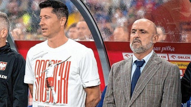 Lewandowski ganó la pulseada y renunció el DT de Polonia