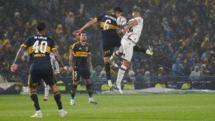 Cocoliso González y Battaglia luchan por la pelota. Newells no reacciona ante Boca.