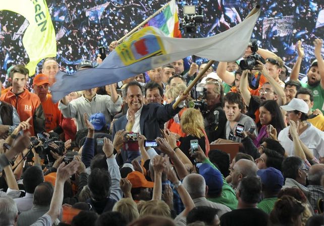 Scioli dijo que el domingo se elige entre un creído de barrio Parque y un trabajador nacido en Villa Crespo