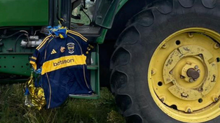La camiseta que Boca soltó en la Bombonera en homenaje a Miguel Russo apareció en un campo de Uruguay.