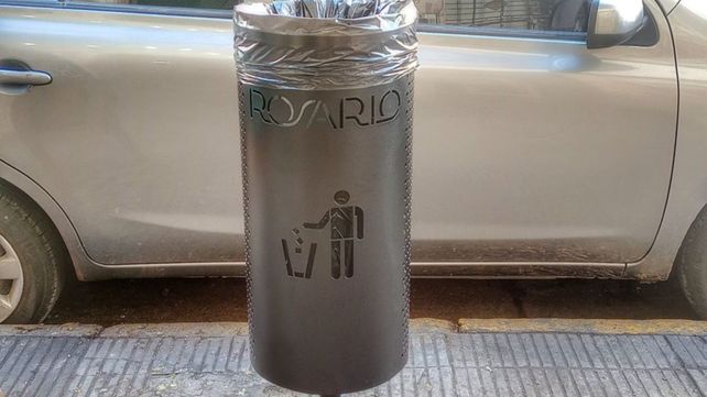 El material de los cestos es metálico y tendrán como diseño la palaba Rosario grabada y la figura de una persona arrojando papel