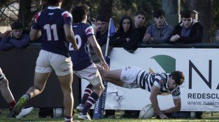 Tomás Stein apoya un nuevo try para que Jockey pase a ganar 30-17 cuando promediaba el complemento
