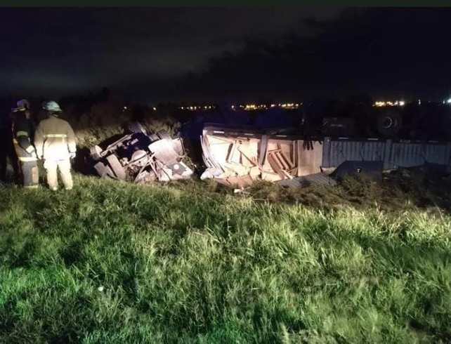 Bomberos Voluntarios de San Lorenzo trabajan en el lugar del accidente en la autopista.