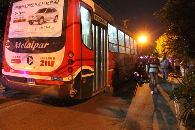 Murió un motociclista al chocar contra un colectivo de la línea 9