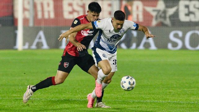 Saúl Salcedo hizo su estreno con la camiseta de Newells y trata de controlar a Romero