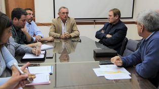 Preocupación. El ministro Daniel Costamagna presidió ayer el encuentro con productores y legisladores.