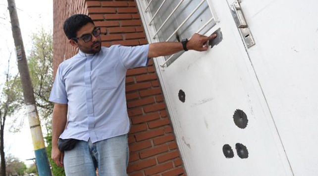 Mensaje mafioso: balearon una escuela y una parroquia en Rosario