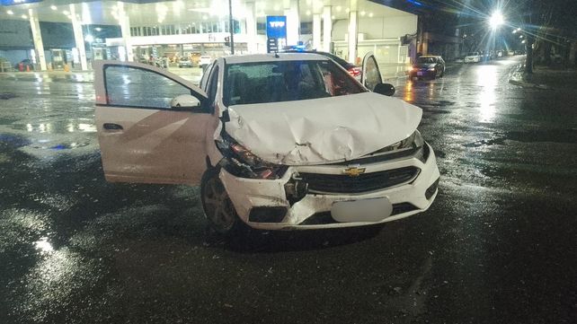 El coche quedó detenido en el medio de la calzada tras la colisión.