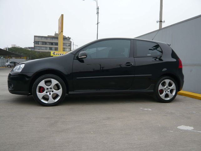 Una grúa se llevó un auto mal estacionado y había un cadáver adentro