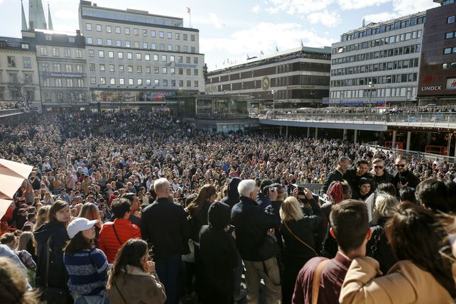 Adiós. Una multitud se reunió en la plaza céntrica de Estocolmo para corear los temas de Avicci.