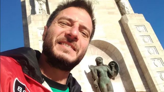 El profesor de química Damián Gerardo Reifenstuel se mantiene prófugo. 