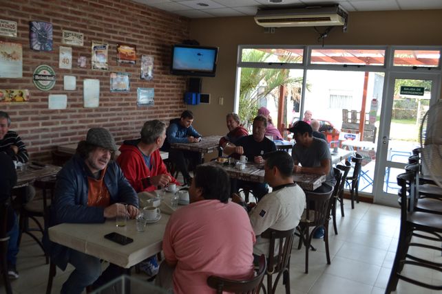 En los bares, en las calles, en todos lados es el tema de charla de los vecinos de San Gregorio es la "guerra" del pejerrey.