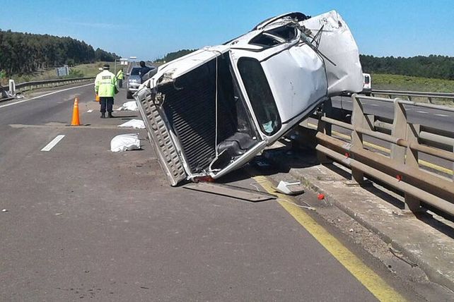 Espectacular vuelco en la autovía 14