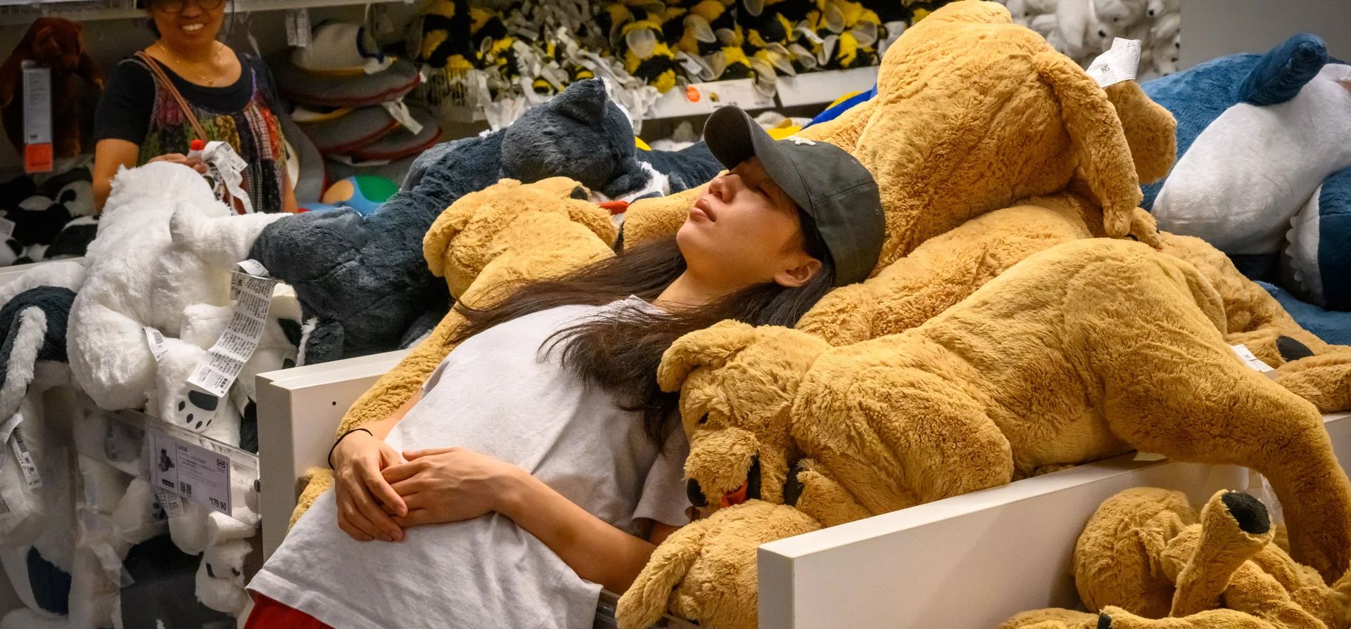 Una mujer descansa sobre una pila de juguetes de peluche en un Ikea en el distrito comercial de Causeway Bay, Hong Kong. Fotografía: Mladen Antonov/AFP/Getty Images Una mujer descansa sobre una pila de juguetes de peluche en un Ikea en el distrito comercial de Causeway Bay, Hong Kong. Fotografía: Mladen Antonov/AFP/Getty Images