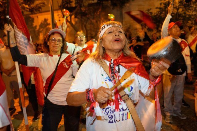 Cacerolazo de protesta por la demora en el escrutinio.