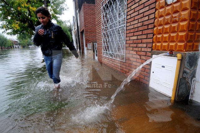 Las postales de una jornada donde la lluvia no dio tregua y el agua entró a los hogares