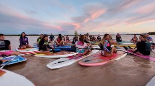 Mujeres de la ciudad haciendo Stand Up Paddle.&nbsp;
