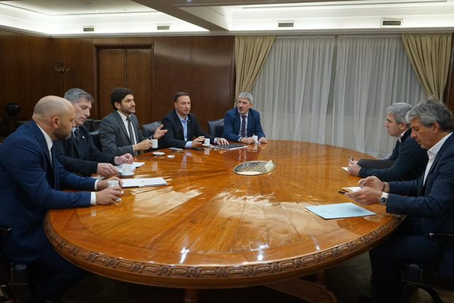 Pullaro, junto a los ministros Puccini, Olivares y Enrico, durante un encuentro con funcionarios de Javier Milei para atender las rutas nacionales