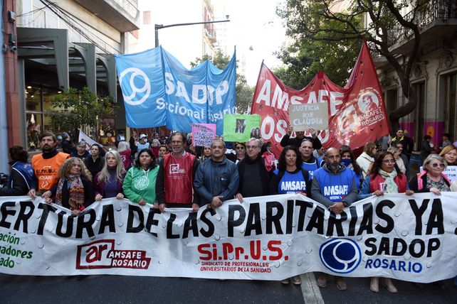 En la calle codo a codo. Los gremios de docentes públicos y privados se movilizaron por una suba salarial a lo largo de este 2023..