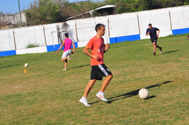 Con la redonda. Damián Steinert en el entrenamiento que realizó ayer Sportivo Urquiza en su estadio ubicado en barrio La Floresta.&nbsp;