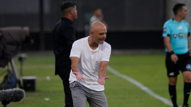 Favio Orsi le da indicaciones de manera enérgica a los jugadores. De fondo, Sergio Gómez.