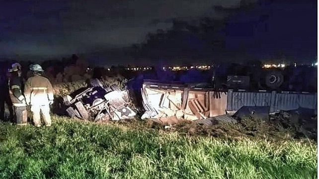Volcó un camión en la autopista a Santa Fe-Rosario, cerca de San Lorenzo: un muerto y un herido Volcó un camión en la autopista a Santa Fe-Rosario, cerca de San Lorenzo: un muerto y un herido