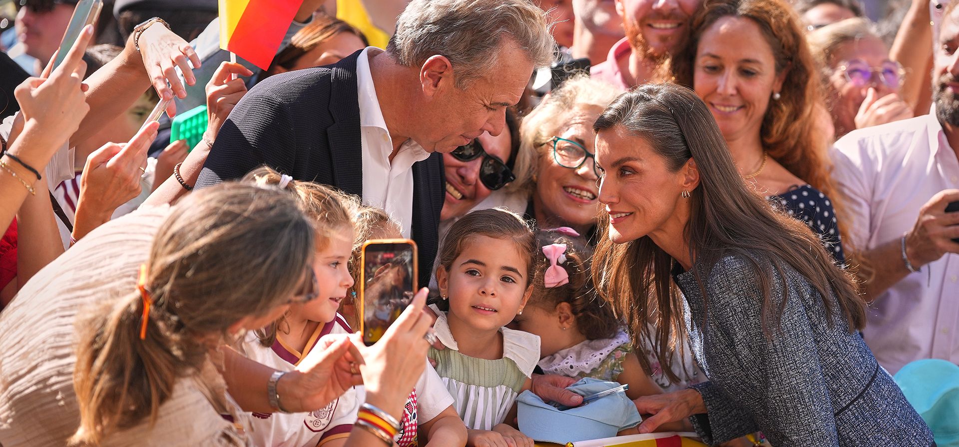 La reina Letizia de España saluda a la multitud durante su visita al enclave español de Ceuta, el martes 13 de octubre de 2026. (Foto AP/Manu Fernández) La reina Letizia de España saluda a la multitud durante su visita al enclave español de Ceuta, el martes 13 de octubre de 2026. (Foto AP/Manu Fernández)