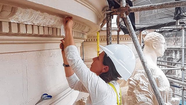 En plena Tarea. Prece toma un molde de una moldura en el edificio de la Bolsa de Comercio.