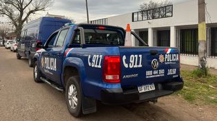 La policía custodia el frente de la escuela Nº 756 José Mariano Serrano, ubicada en Caña de Ámbar al 1600.