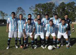Argentino (SC) goleó a Cosmos y se puso a tiro del líder Colón (SF)