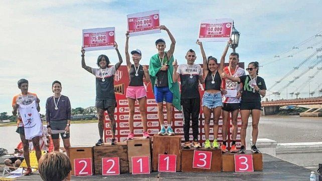 Charly Johnson en lo más alto del podio al ganar la Maratón organizada por Unión.