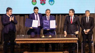 En el marco de un nuevo encuentro de la Región Centro, Pullaro y Llaryora rubricaron un convenio de colaboración en la lucha contra el narcotráfico