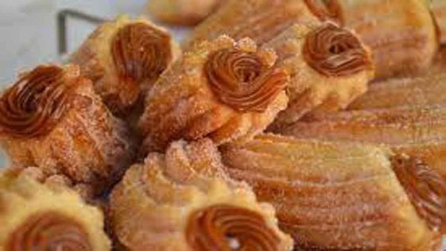 Te proponemos una receta ideal para días lluviosos: churros rellenos de dulce de leche