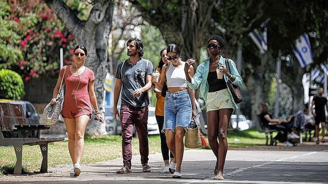 Israel retorna poco poco a la normalidad y el barbijo no es obligatorio al aire libre