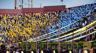 Los hinchas de Central reinauguraron el regreso de los visitantes al fútbol argentino en el partido ante Lanús de este sábado.