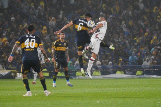 Cocoliso González y Battaglia luchan por la pelota. Newells no reacciona ante Boca.