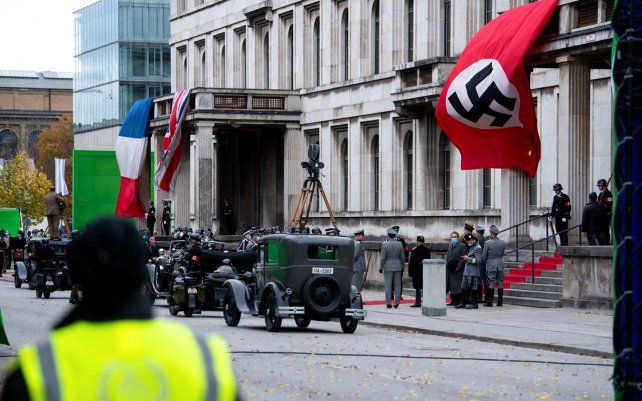 Bavaria, Munich: Actores y extras participan en el rodaje de la producción de Netflix "Munich" frente a la Escuela de Música. La película está programada para ser lanzada en el servicio streaming en 2021. Durante la época nazi, el edificio sirvió como edificio representativo de Adolf Hitler.