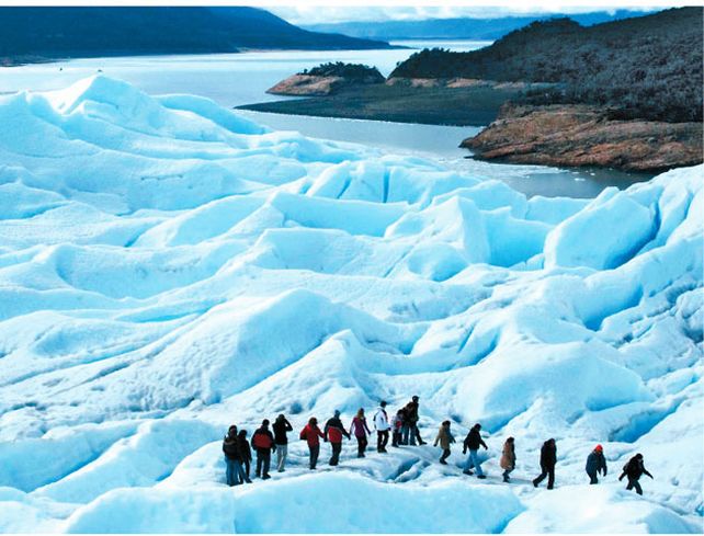 Caminar con grampones de hierro sobre el hielo no es tarea sencilla
