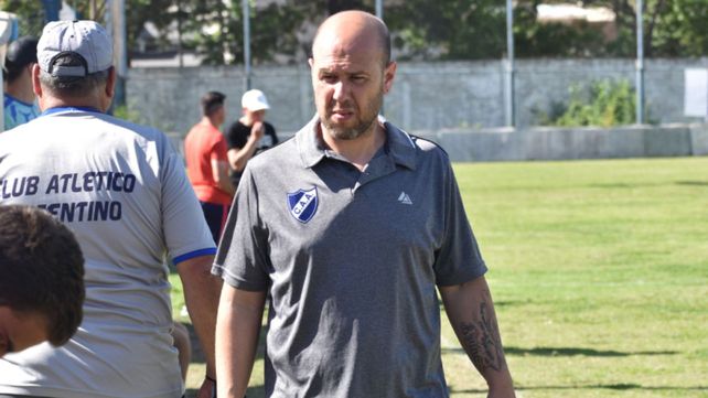 Leonardo Acoglanis dejó de ser el técnico con Argentino en la cima de la D.