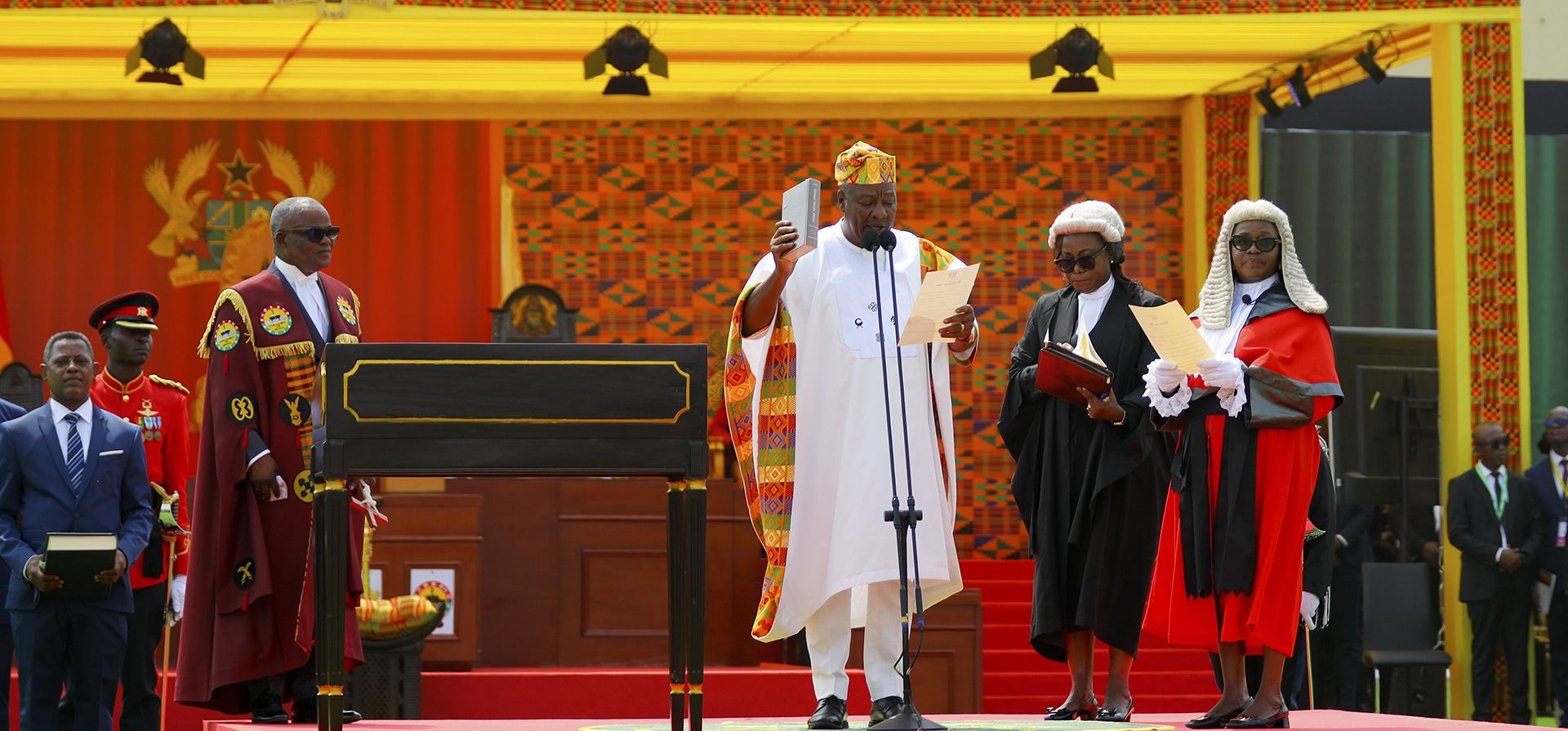 El presidente electo de Ghana, John Dramani Mahama, presta juramento durante su ceremonia de investidura en la Plaza de la Independencia en Accra, Ghana, el martes 7 de enero de 2025. (Foto AP/Misper Apawu) El presidente electo de Ghana, John Dramani Mahama, presta juramento durante su ceremonia de investidura en la Plaza de la Independencia en Accra, Ghana, el martes 7 de enero de 2025. (Foto AP/Misper Apawu)