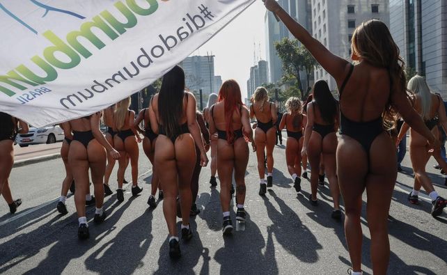 Las candidatas a Miss Bumbum causan revuelo en calles de Brasil