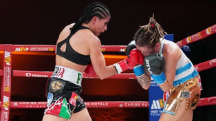 La mexicana Estefany Alegria conecta en el rostro de La Princesita Bermúdez en la pelea de boxeo realizada en Orlando.&nbsp;