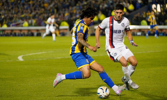 El paraguayo Giménez intenta el desborde en el empate de Central ante San Lorenzo en el Gigante.