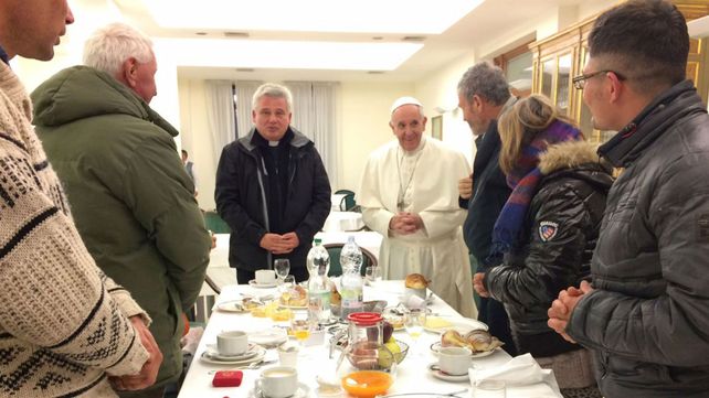 Francisco arrancó el día de su cumpleaños con un desayuno con ocho sin techos.&nbsp;