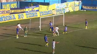 La pelota en la red, Marín lo grita, Vranjicán ve el final de la obra. Es el empate de Central Córdoba ante Leandro N. Alem.