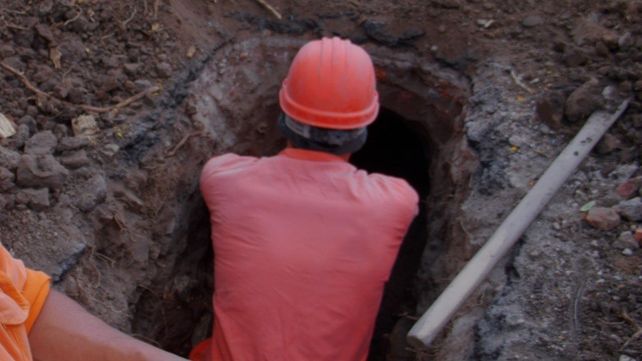 Aguas Santafesinas pidió la expulsión de dos trabajadores que quisieran estafar a un vecino