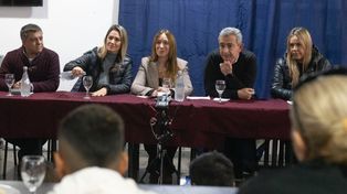 La precandidata a gobernadora por la lista “Es con vos”, del Frente Unidos para Cambiar Santa Fe, Carolina Losada compartió, en Rosario, una actividad con miembros y referentes de unas 40 instituciones barriales de la ciudad. Participaron, además, el intendente Pablo Javkin, y el precandidato a vicegobernador, Federico Angelini, entre otros.