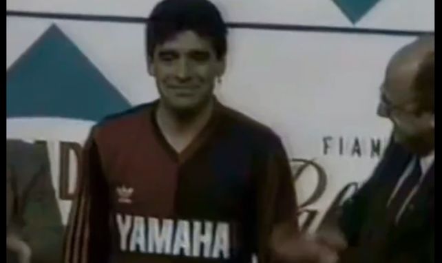 Diego Maradona fue presentado oficialmente como refuerzo de Newells por el entonces presidente Walter Cattaneo. Diego Maradona fue presentado oficialmente como refuerzo de Newells por el entonces presidente Walter Cattaneo.